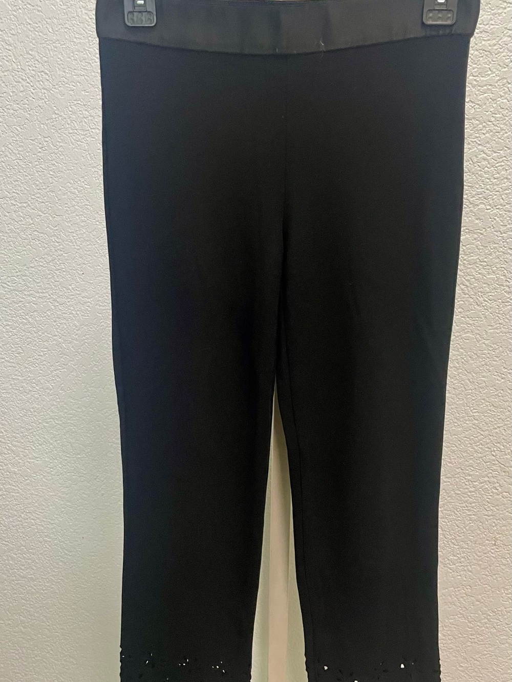 Bailey 44 Black Cropped Straight-Leg StretchPants with Laser-Cut Hem Size Small